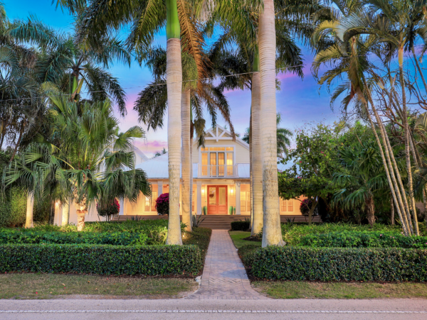 Luxurious Retreat with a Pool in Olde Naples, Steps from the Beach